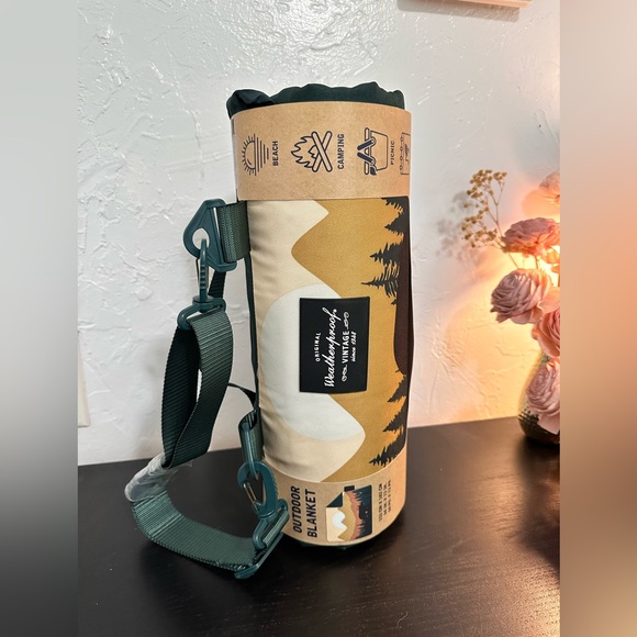 *NWT* Weatherproof Vintage Outdoor Blanket - BEAR - Great for Camping/Picnics - Picture 3 of 7